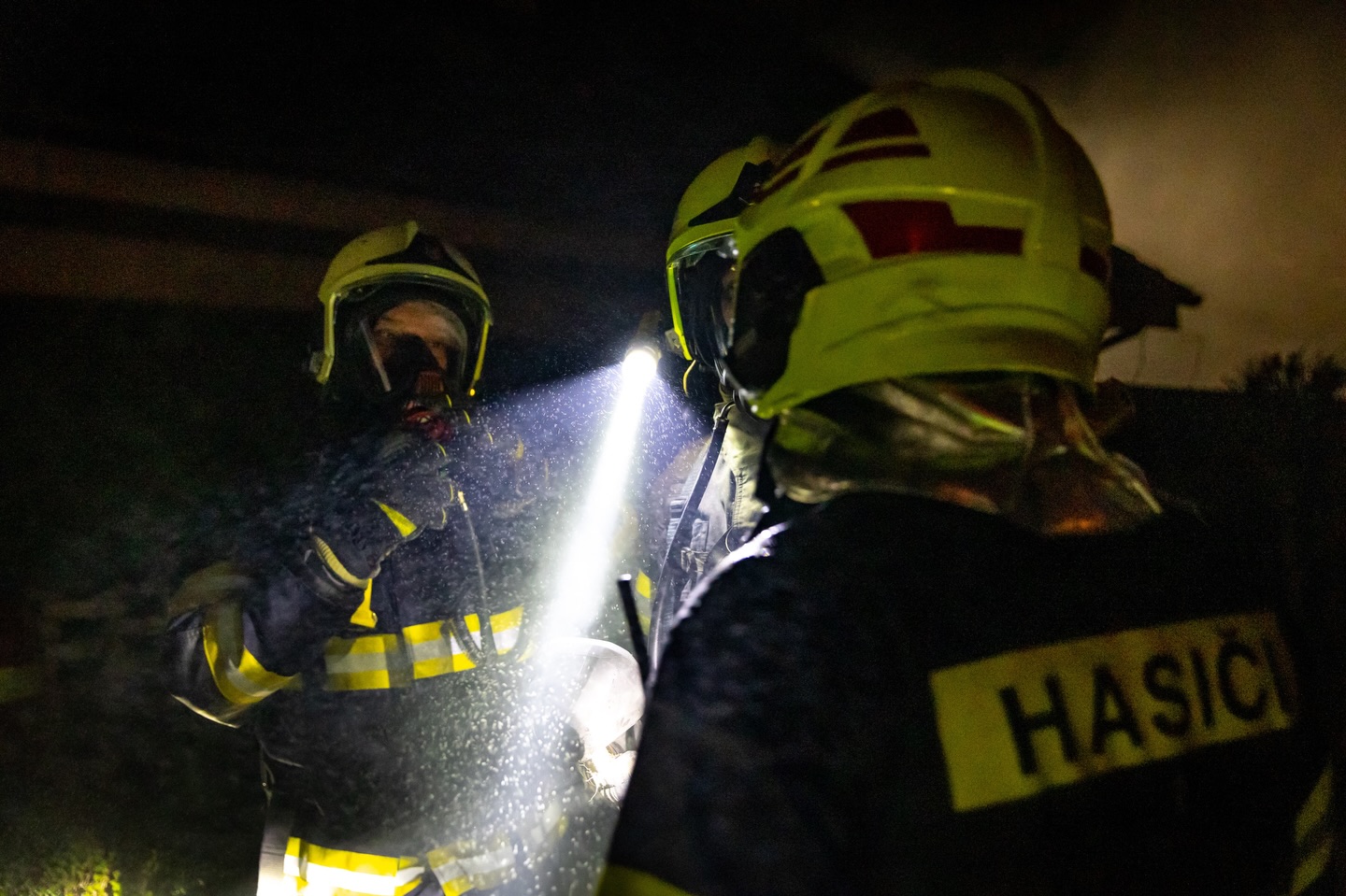 Hasiči zasahovali pri požiari strechy rodinného domu v Pezinku